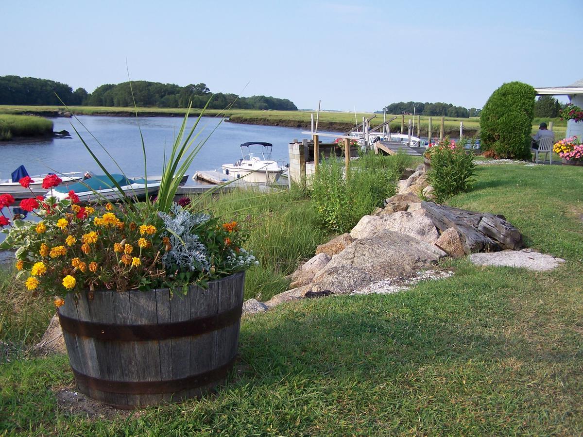 Shea'S Riverside Inn & Motel Essex 외부 사진