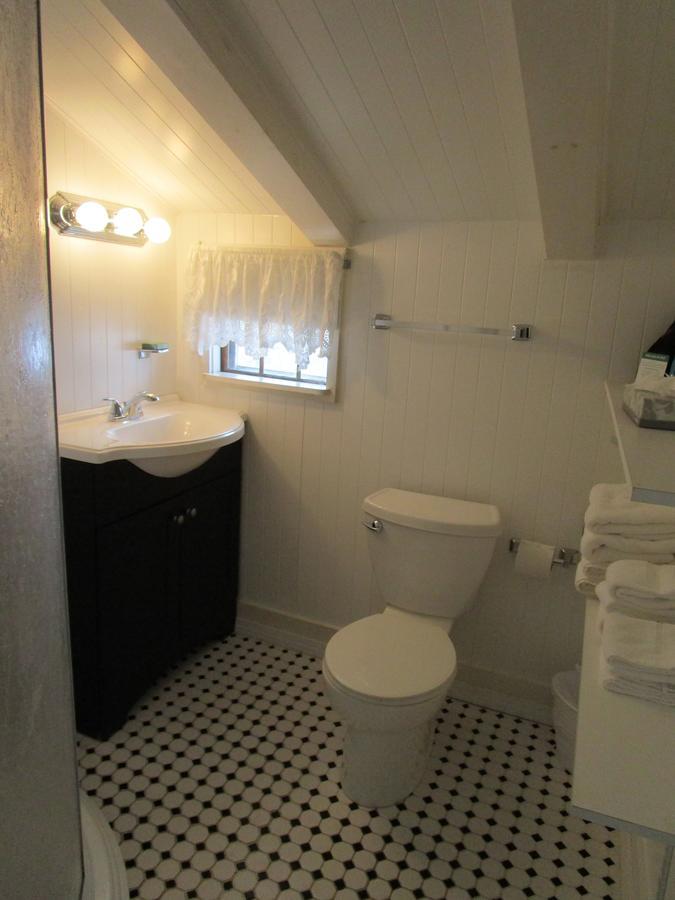 Shea'S Riverside Inn & Motel Essex 외부 사진