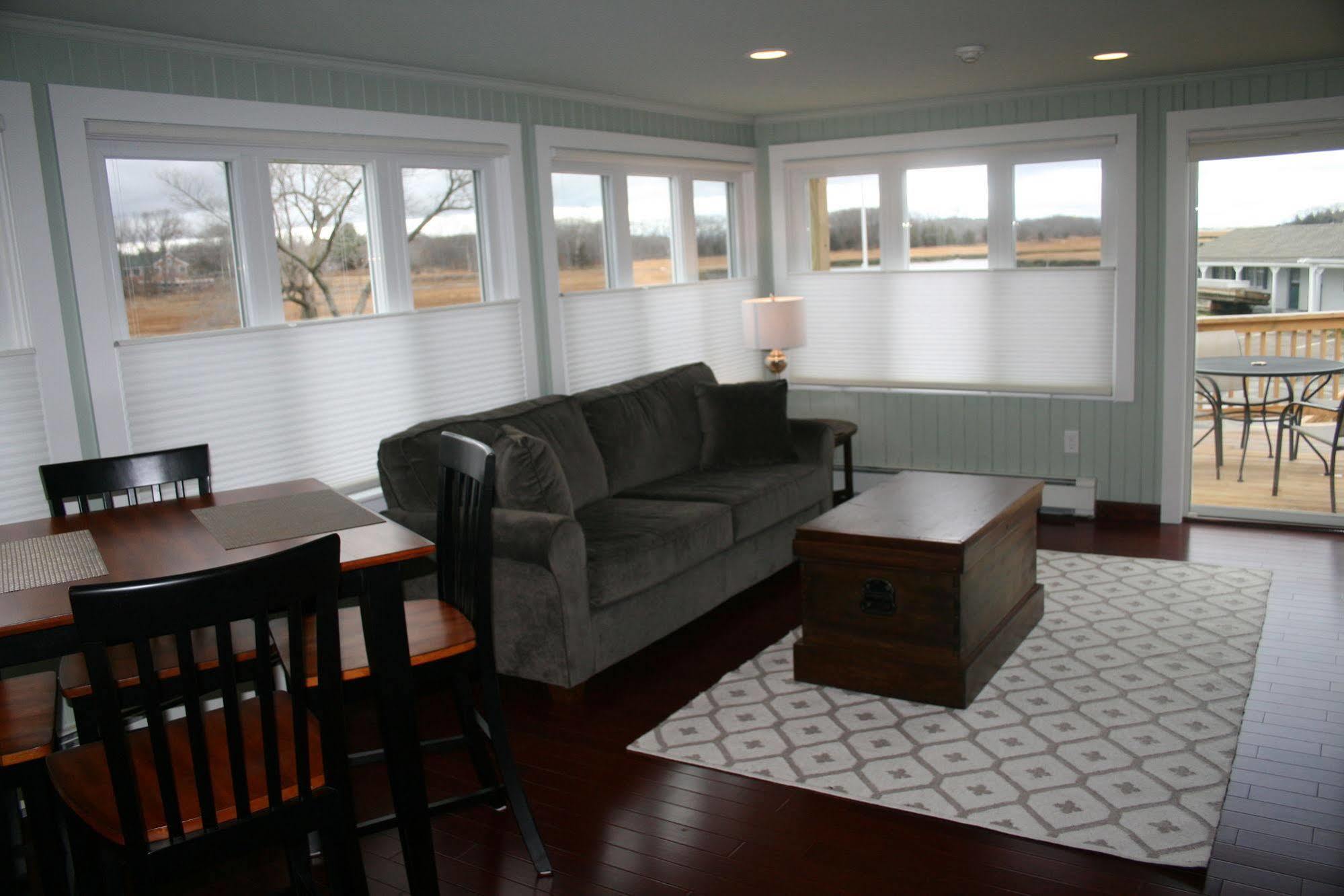 Shea'S Riverside Inn & Motel Essex 외부 사진