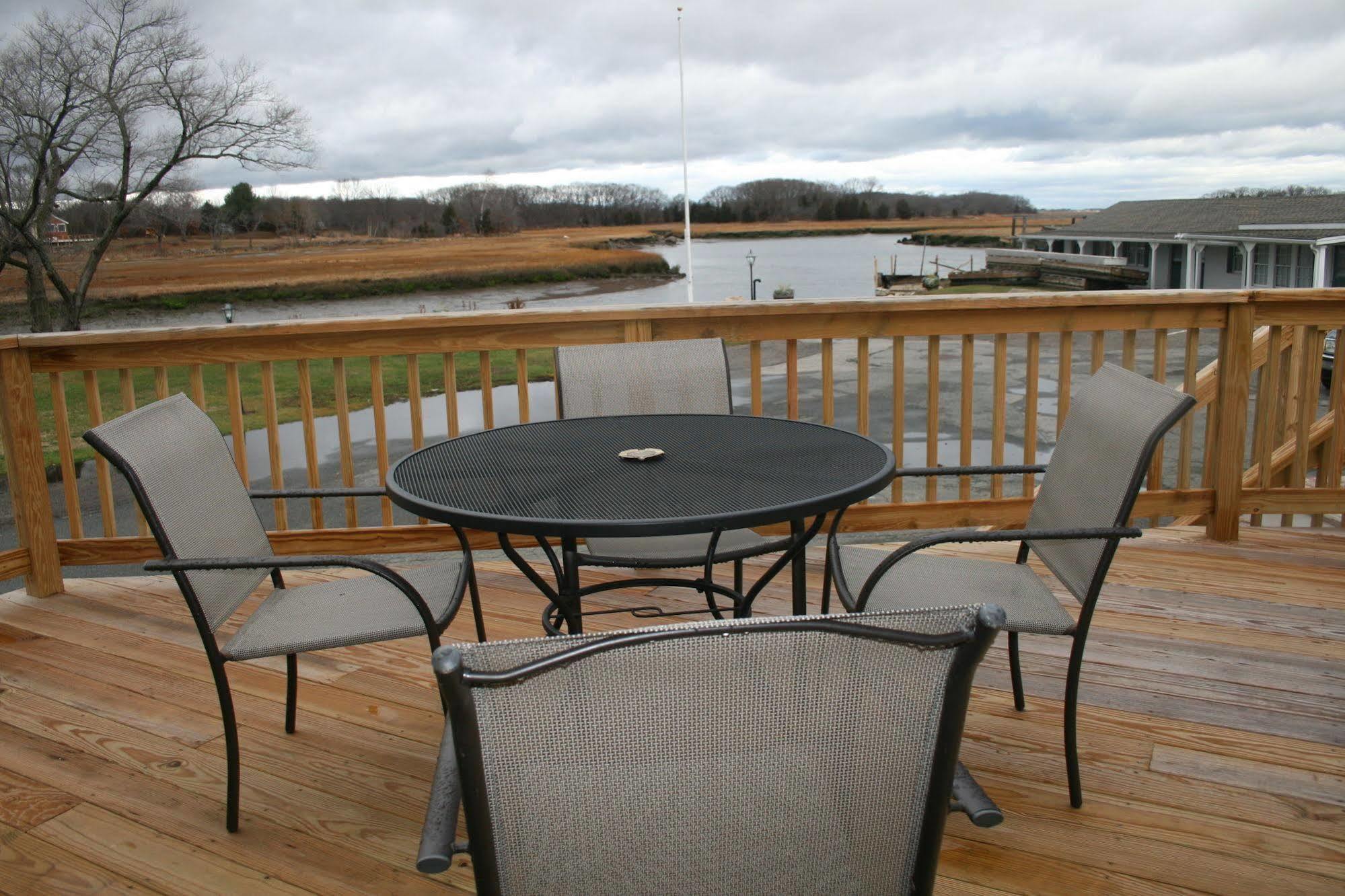 Shea'S Riverside Inn & Motel Essex 외부 사진