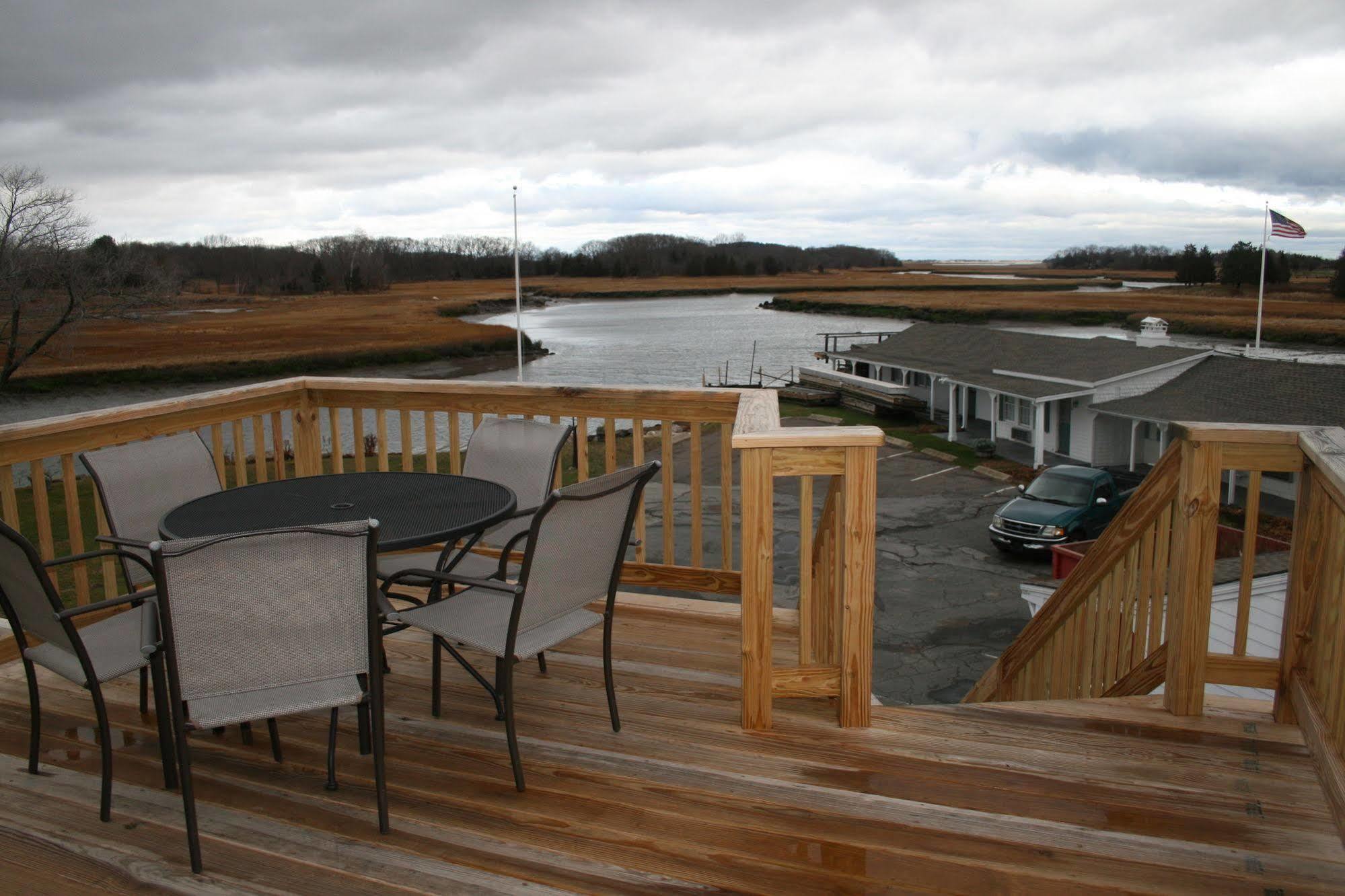 Shea'S Riverside Inn & Motel Essex 외부 사진