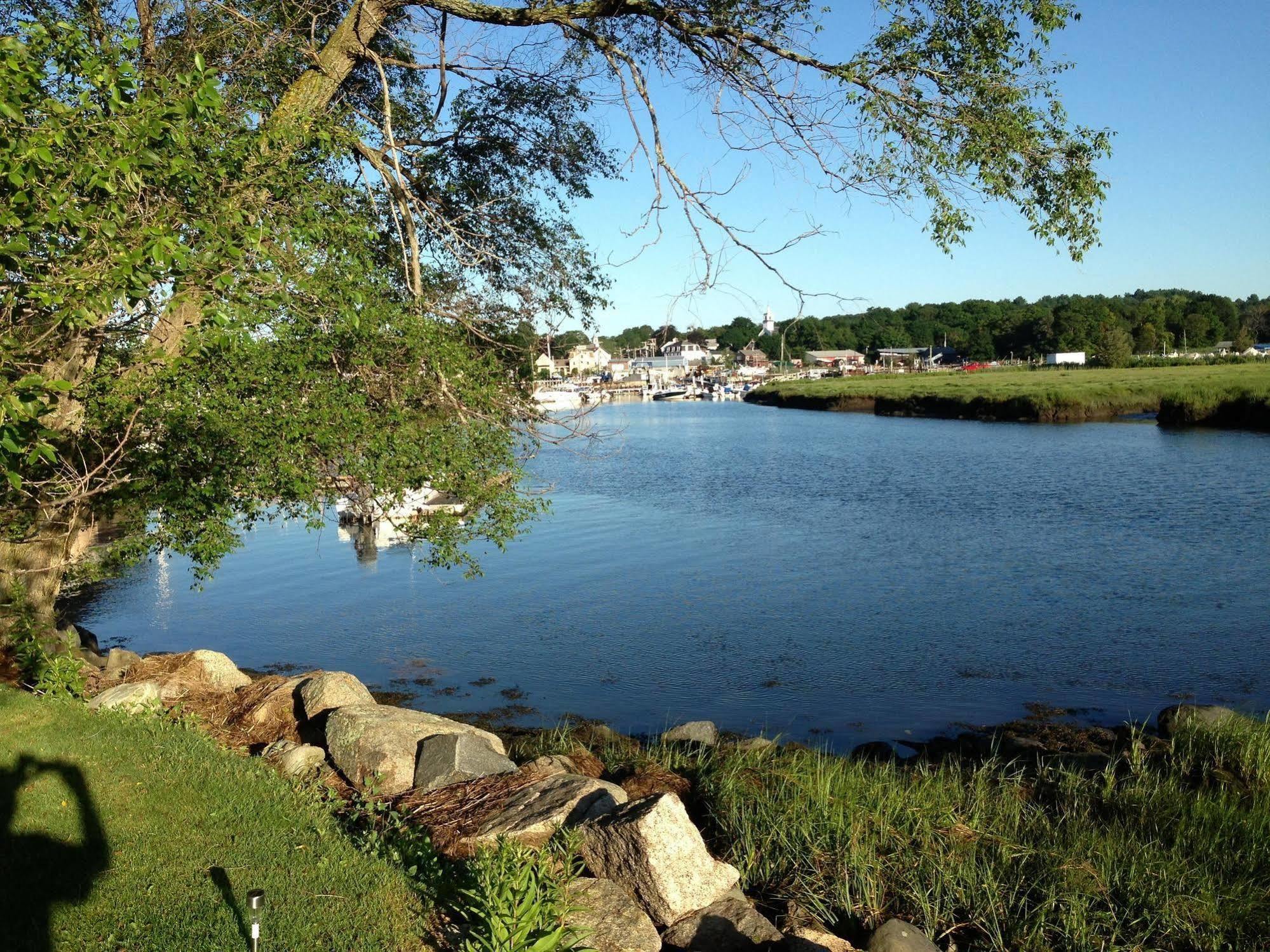 Shea'S Riverside Inn & Motel Essex 외부 사진