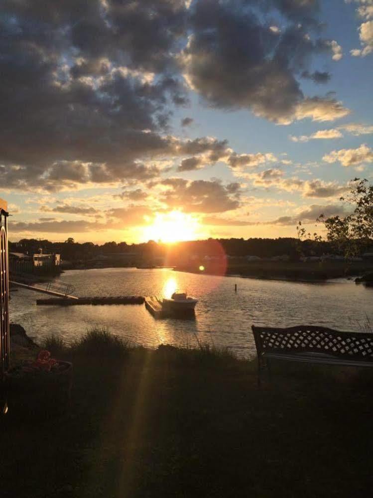 Shea'S Riverside Inn & Motel Essex 외부 사진